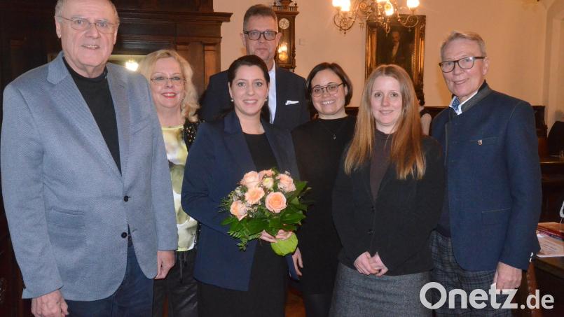 Der Vorstand des Stadtmarketing Weiden verabschiedet seine langjährige Geschäftsführerin und begrüßt deren Nachfolgerin. Von links: Vorsitzender Lothar Höher, Kassiererin Dagmar Nachtigall, Andrea Schild-Janker, stellvertretender Vorsitzender Stephan Wanninger, Geschäftsführerin Marlene Weiß, Mitarbeiterin Sabrina Kreuzer und Bürgermeister Reinhold Wildenauer. Bild: Kunz