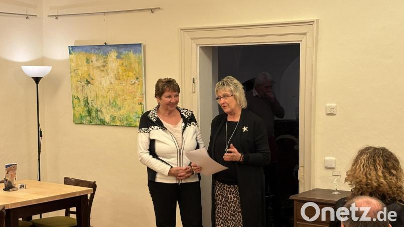 Künstlerin Ruth Hochreither und Nabburgs zweite Bürgermeisterin Irene Ehemann bei der Eröffnung der Ausstellung im Schmidt-Haus Bild: Marko Pammer/exb