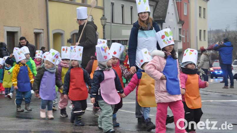 Mit einem farbenfrohen Spektakel setzen sich die Kindergärten beim Faschingsumzug wieder in Szene. Archivbild: dob