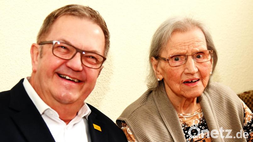 Gegen neue Haxn hätte sie nichts einzuwenden, meinte die 95-jährige Kathaina Kampe (rechts), als ihr Bürgermeister Martin Preuß mit einigen Euro Stadtgeld zum 95. Geburtstag gratulierte. Bild: gf