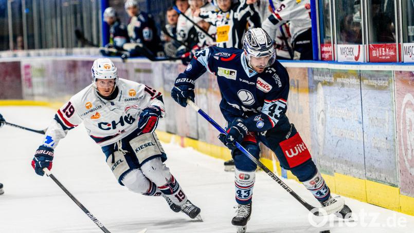 Für Fabian Ribnitzky (rechts) würde die Niederlage in Crimmitschau mehr schmerzen, wenn die Blue Devils noch um das Saisonziel kämpfen müssten. Archivbild: Elke Englmaier