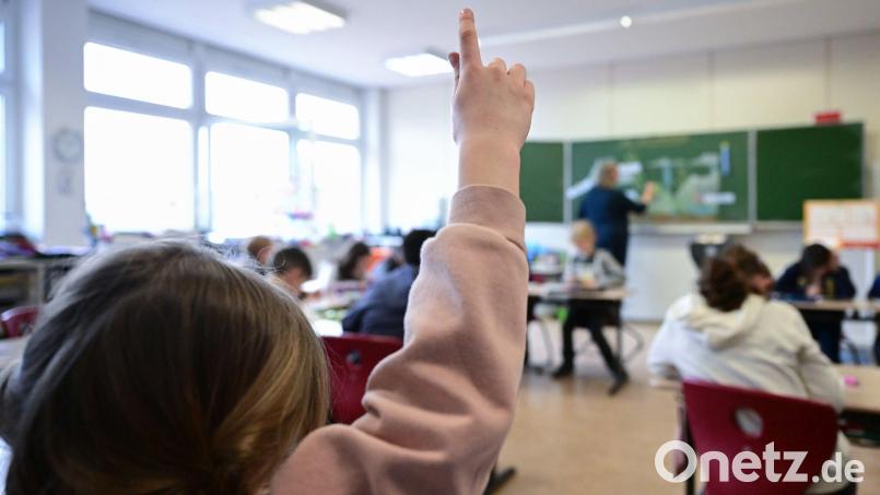 Wer eine Frage hat, darf sich melden. Die Kinder haben sehr viele Fragen - auch zur bevorstehenden Bundestagswahl. Symbolbild: Bernd Weißbrod/dpa