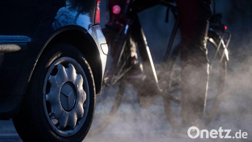 Zeugen riefen die Polizei, weil ein Radfahrer ein Auto angehalten und auf den Fahrer eingeschlagen hatte. Symbolbild: Marijan Murat/dpa