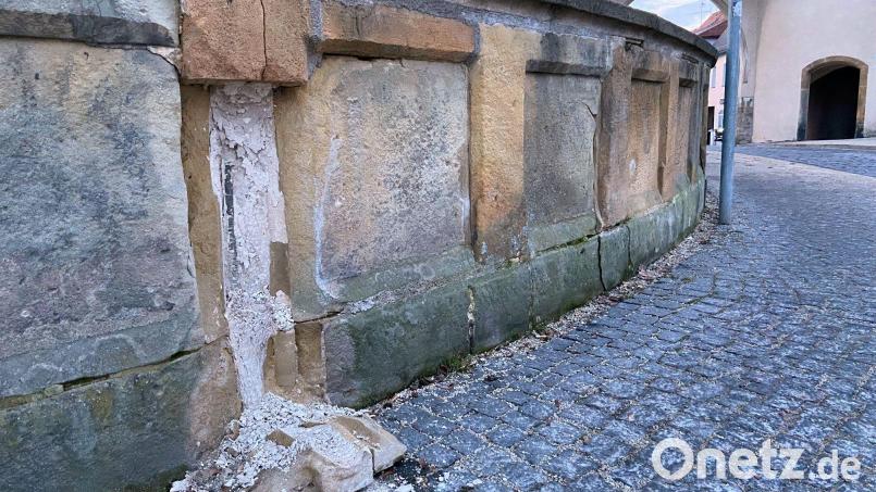 Die Brücke über den Amberger Stadtgraben beim Nabburger Tor Anfang Februar 2025. Erneut ist ein größeres Stück Sandstein und Mörtel aus der Brüstung gebröckelt. Bild: Andreas Ascherl