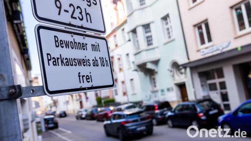 Mehr als 30,70 Euro pro Jahr dürfen bayerische Kommunen nicht für Anwohnerparkausweise verlangen. Archivbild: Philipp von Ditfurth/dpa