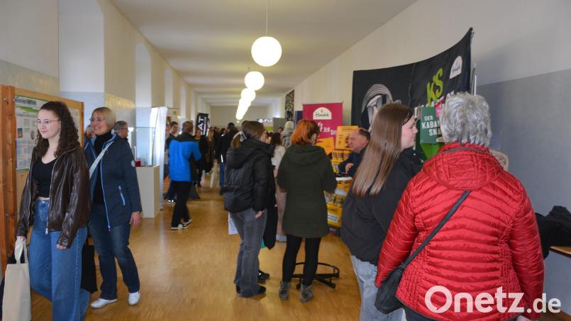 Ganz schön viel los war am Samstagvormittag bei der Ausbildungsmesse in der Mädchenrealschule Waldsassen. Bild: jr
