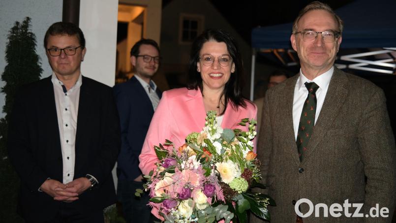 Strahlende Gesichter bei der CSU: Martina Englhardt-Kopf (Zweite von rechts) hat bei der Bundestagswahl am Sonntag das Direktmandat im Wahlkreis Schwandorf gewonnen. Dazu gratulieren Kreisvorsitzender Alexander Flierl (rechts) und Neunburgs Bürgermeister Martin Birner (links). Bild: Hirsch