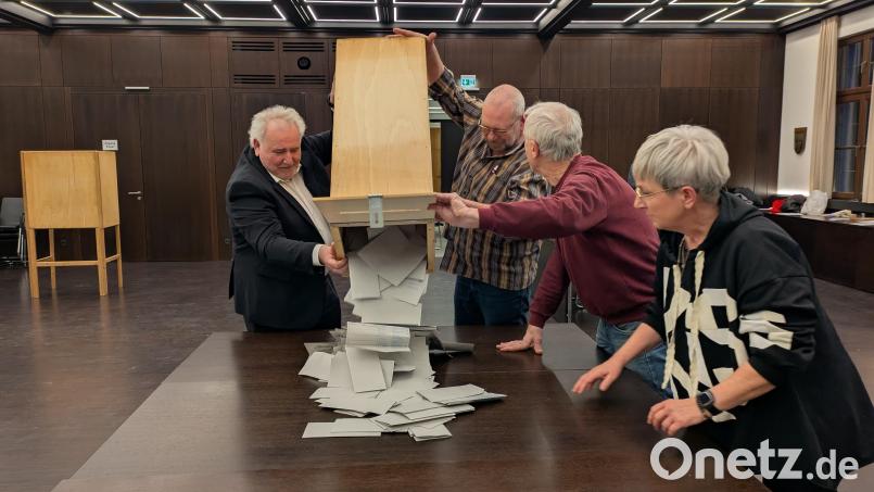 Nach der Schließung der Wahllokale wurden die Urnen geöffnet und die Stimmzettel ausgeleert, wie hier im großen Sitzungssaal des Landratsamts Tirschenreuth. Bild: pz