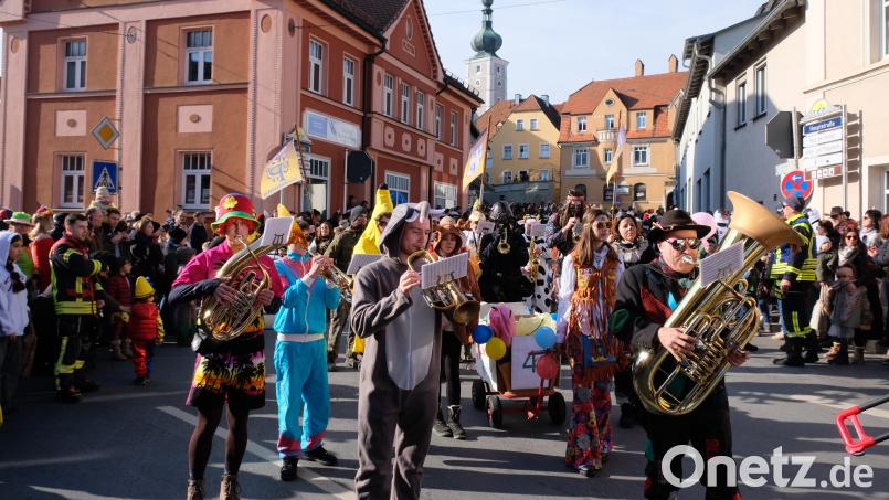 Den Gaudiwurm führten die Pressather Musikanten an Bild: do