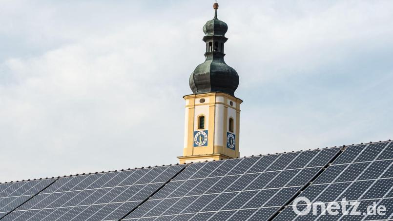 So sollte es nach dem Plan der Staatsregierung bis 2025 auf allen geeigneten staatlichen Dächern aussehen: Solarmodule produzieren klimafreundlichen Strom. Archivbild: picture alliance / dpa