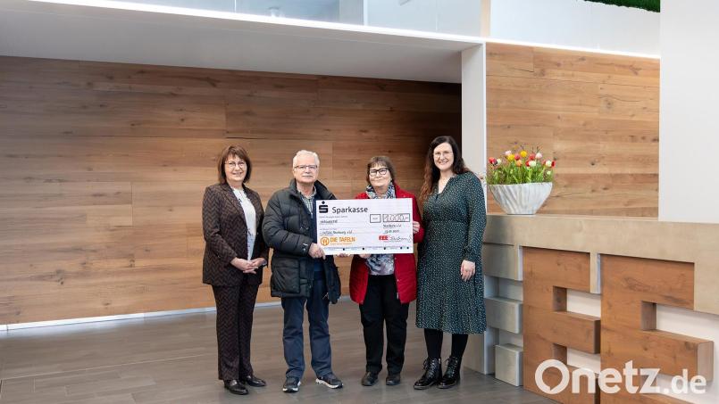 F.EE-Geschäftsführerin Gerlinde Fleischmann (links) und Marketingleitung Kathrin Dirnberger (rechts) überreichen den Scheck in Höhe von 1.000 Euro für die Neunburger Tafel an Dr. med. Friedrich Keller und Rita Wilhelm. Bild: F.EE, Carolin Hampp/exb