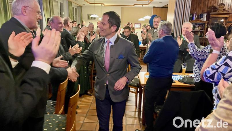 Albert Rupprecht (CSU) lässt sich bei der Wahlparty für seinen Sieg bejubeln. Bild: Gabi Schönberger