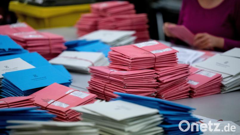 Wahlhelfer bereiten im Veranstaltungs- und Ordercenter (MOC) der Messe München die Auszählung der Briefwahl-Unterlagen vor. In Bayern findet am Sonntag die Wahl zum 19. Bayerischen Landtag statt. Bild: Sven Hoppe/dpa