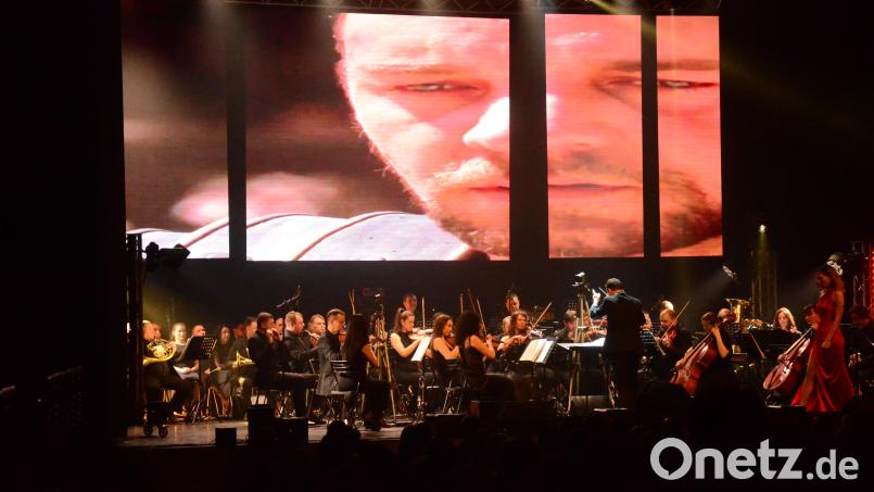 Das Symphonic Orchestra unter Leitung von Sergii Cherniak spielt die Titelmusik aus &quot;Gladiator&quot;. Im Hintergrund werden Szenen aus dem Film gezeigt. Bild: Kunz