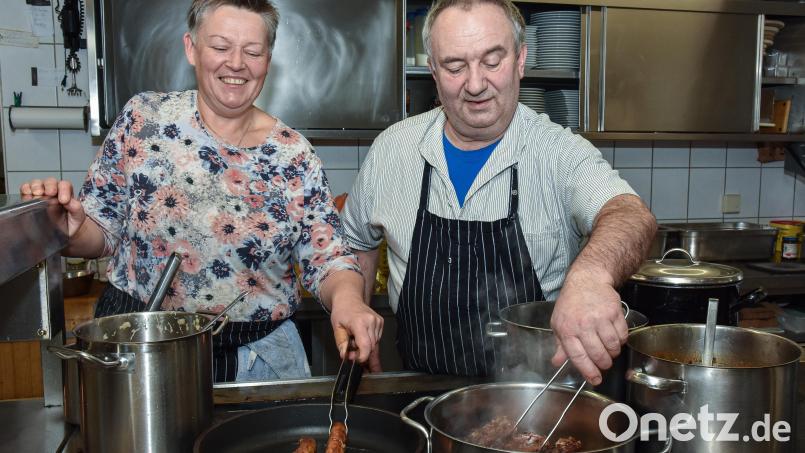 Christine und Dieter Schmidt vom Gasthaus Schmidt in Aichazandt zeigen ihr Können am Herd. Beim Vortrag &quot;Aus der Wurstkuchl&quot; von Heimatpfleger Josef Schmaußer standen Oberpfälzer Brauchtum und Kultur im Mittelpunkt – diesmal mit Fokus auf die Küche und das Schlachten. Bild: Stephan Huber