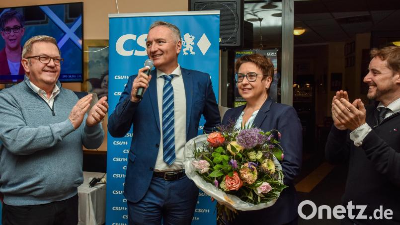 Blumen für Susanne Hierl (Zweite von rechts) gab es bei der Wahlparty der CSU in der Alten Kaserne. Zum erneut besten Erststimmenergebnis im Wahlkreis gratulierten der Bundestagsabgeordneten (von links) Martin Preuß, Harald Schwartz und Matthias Schöberl. Bild: Stephan Huber