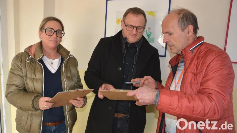 Kathrin und Christoph Brand erhalten von Wolfgang Lohse (rechts) den Fragebogen der Forschungsgruppe Wahlen für die erste ZDF-Prognose. Kastl war ausgewählt worden, weil deren Ergebnis vor vier Jahren dem bundesweiten Ergebnis ähnelte. Bild: jr