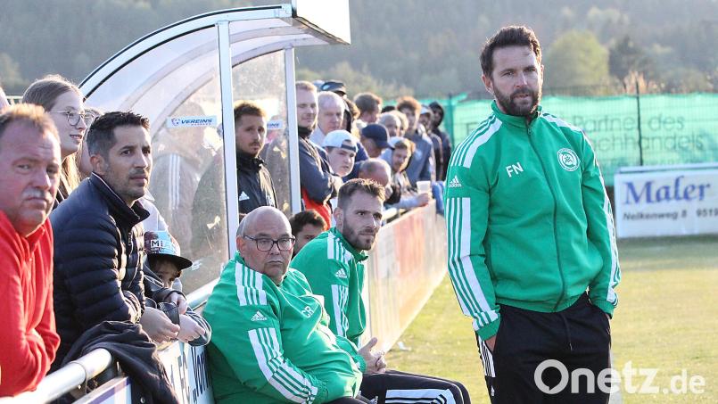 Trainer Frantisek Nedbaly (rechts) hat mit dem SV Mitterteich noch viel Arbeit vor sich. Archivbild: Peter Perzl