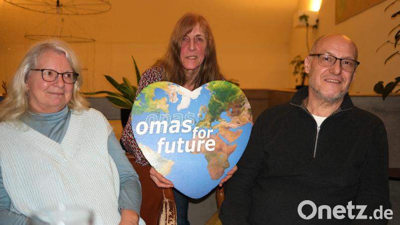 Karin Schmidt (Mitte) sucht für die Bewegung "Omas for Future" Verbündete im Landkreis Schwandorf. Bild: Hirsch