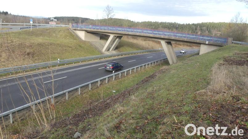 Durch diesen Brückenbau schuf das Straßenbauamt eine kreuzungsfreie Zufahrt zum Naturschutzgebiet Obersee. Bild: rn