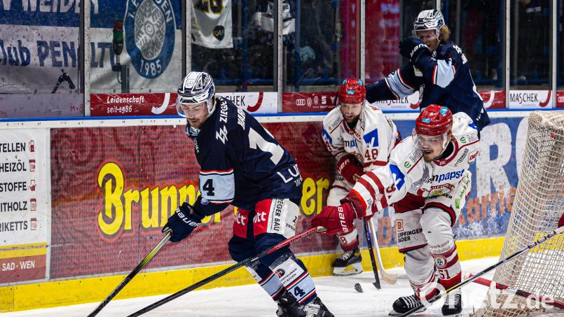James Hardie (vorne) erzielte bei seinem Heimdebüt für die Blue Devils zwei Tore. Die Weidener gewannen mit 5:2 gegen den EV Landshut und sichern sich somit Heimrecht in den Per-Play-offs. Bild: Werner Moller