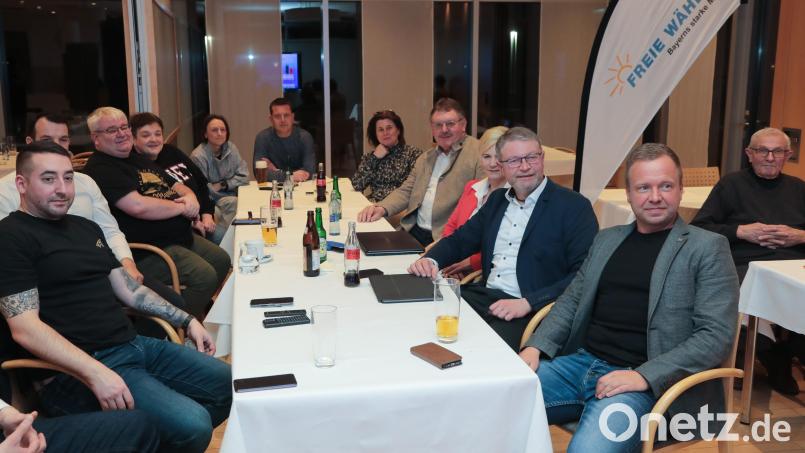 Der Wahlabend bei den Freien Wählern mit Kandidat Hans Martin Grötsch (Dritter von Rechts) und dem Landtagsabgeordneten Bernd Heinisch (rechts daneben). Es herrscht Ernüchterung. Bild: Wolfgang Steinbacher