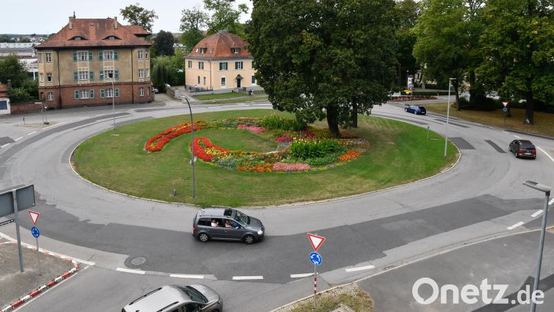 Auf unserem Bild ist wenig los, doch oft herrscht am Amberger Kreisverkehr (Kaiser-Ludwig-Ring) dichter Verkehr. An einer Ausfahrt ist es dort nun zu einem Auffahrunfall mit zwei Leichtverletzten gekommen. Symbolbild: Petra Hartl