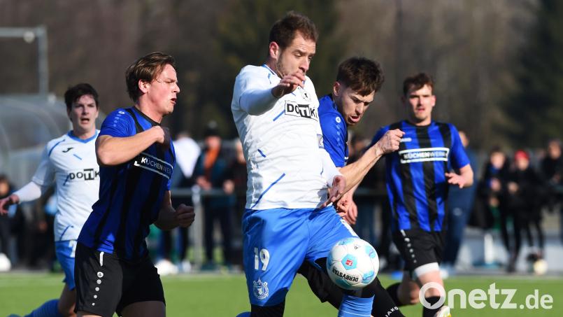 Die Weidener Verteidiger Felix Behnke (links) und Adrian Hoti (rechts) können in dieser Szene den Führungstreffer für den tschechischen Drittligisten aus Domazlice nicht verhindern. Bild: Büttner