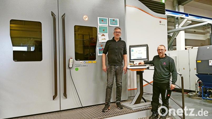 Eine Anlage hinter großen Türen: Geschäftsführer Alexander Schraml (links) mit Mitarbeiter Hubert Kellner vor der neuen Lasertexturierungsanlage. Bild: Oswald Zintl/fph