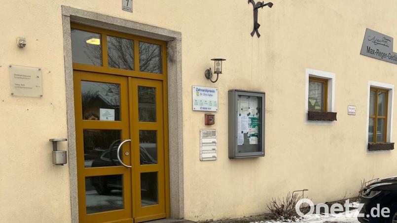Der Eingang des Rathauses wird im Zuge der Sanierung barrierefrei. Bild: Bernhard Schindler/exb