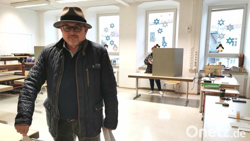 AfD-Direktkandidat Reinhard Mixl gibt seine Stimme am späten Sonntagnachmittag im Wahllokal der Gerhardinger Schule in Schwandorf ab. Bild: Portner