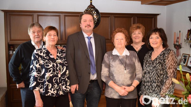 Zum 90. Geburtstag von Barbara Anzer gaben sich viele Gratulanten die Klinke in die Hand. Die Glückwünsche der Gemeinde Trausnitz überbrachte Bürgermeister Reinhard Schwarz. Mit im Bild von links: Schwiegersohn Werner und die Töchter Rita, Martina und Annemarie. Bild: bnr