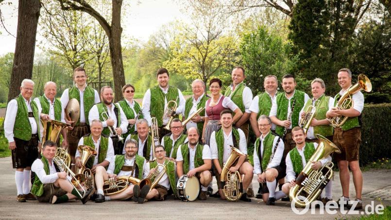 Der musikalische Leiter Paul Windschüttl (von links) und Gesamtleiter Albert Grießl versprechen mit ihren bewährten Musikerinnen und Musikern beste Unterhaltung. Bild: Fotostudio Hübner Weiden