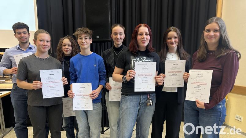 Das sind die &quot;Jugend debattiert&quot;- Finalisten der beiden Sekundarstufen (von links): Faris Saleh, Katharina Winkler, Samina Heim, Julian Härtl, Emilia Lampe, Fenja Grünwald, Katharina Schöll und Annika Fleischer. Bild: ero