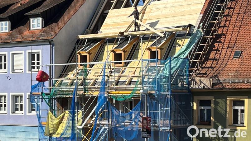 Derzeit wird der Dachstuhl des Groß-Anwesens am Vilsecker Marktplatz saniert, ehe in wenigen Wochen der Innenausbau beginnt. Bild: Stefanie Gradl