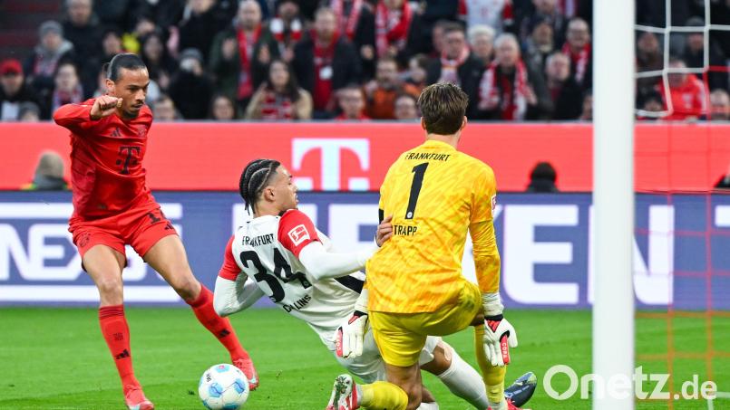 Leroy Sané (links) aussichtsreich vor dem Frankfurter Tor. Bild: Sven Hoppe