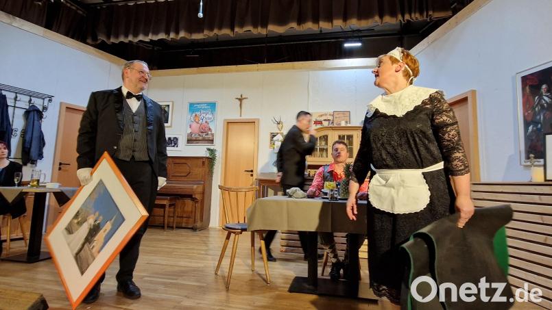 Vom Bettler zum eleganten Butler entwickelt sich Beppi Einstein (Helmut Lindner, Mitte) und sucht sein Liebesglück bei der Haushälterin Linde (Doris Graf-Eichhamnmer, rechts) Bild: mab