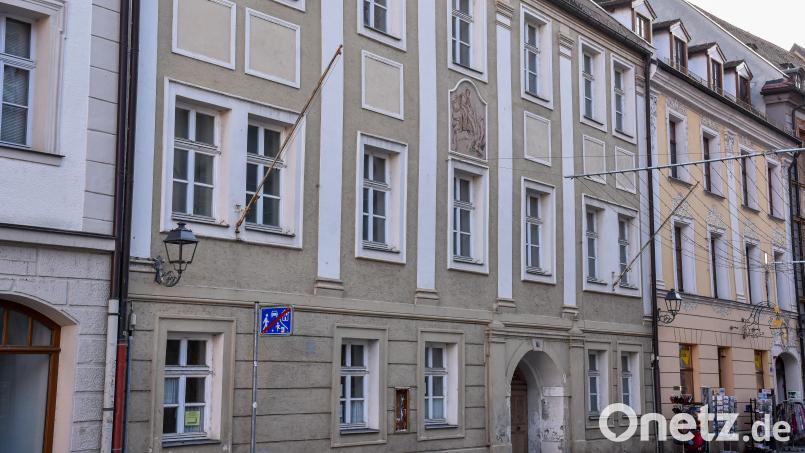 Der ehemalige Pfarrhof von St. Martin in der Amberger Rathausstraße soll zur neuen Tourist-Info werden. Außerdem könnten hier auf einer Fläche von 676 Quadratmetern Mietwohnungen geschaffen werden. Bild: Stephan Huber