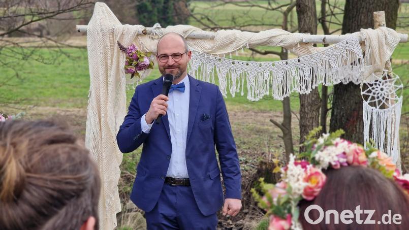 Trauredner Stefan Oppitz begleitet ein Paar mit einfühlsamen Worten durch seine ganz persönliche Zeremonie. Bild: Stefan Oppitz