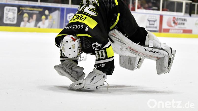 Er machte die Rolle nach Aufforderung seiner Fans: Timotej Pancur, Torhüter des ERSC Amberg, feiert den Klassenerhalt auf seine Weise . Bild: Hubert Ziegler