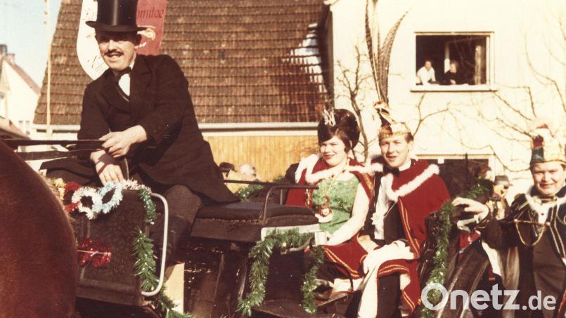 Ihre Lieblichkeit Barbara I. (Wein) und Seine Tollität Prinz Ernst I. (Wein) waren im Jahr 1968 die Regenten in der Fünften Jahreszeit in Schmidmühlen. Mit der Pferdekutsche von Rudolf Justinger wurden sie durch den Markt chauffiert. Archivbild: Waltraud Wagner