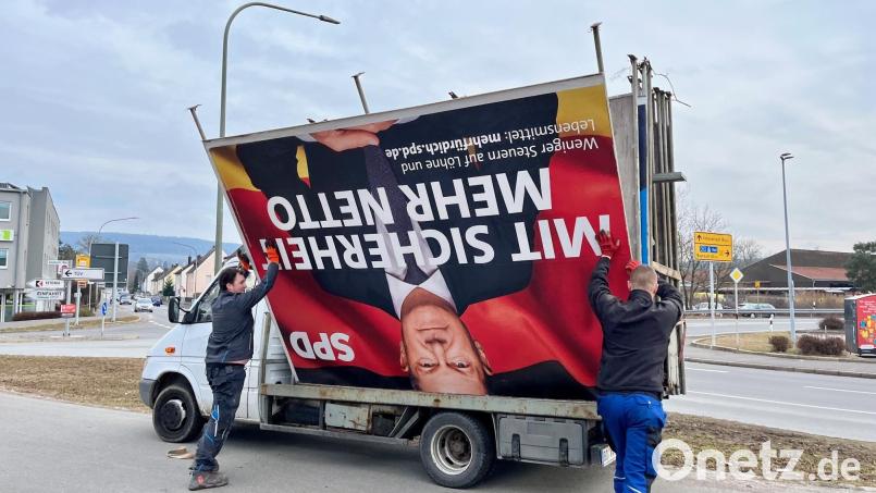 In Weiden werden Plakate zur Bundestagswahl wieder abgebaut. Bild: Gabi Schönberger