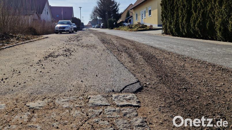 Der Regenwasserkanal unter der Willy-Brandt-Straße droht mit Ablagerungen zu verstopfen. Er muss deshalb auf der kompletten Straßenlänge ausgetauscht werden. Schon im Herbst wurde die Straße aufgerissen und dann über den Winter notdürftig verschlossen. Nun rücken bald wieder die Bagger an. Bild: Tobias Gräf