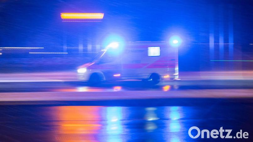 Ein Autofahrer kommt von der Straße ab und verletzt sich schwer. Symbolbild: Frank Leonhardt
