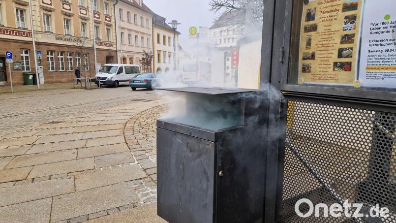 Eine noch glühende Zigarettenkippe sorgte für Qualm aus einem Mülleimer in der Sulzbacher Altstadt. Ein Bauhofmitarbeiter brachte die Gefahr schnell unter Kontrolle. Bild: Tobias Gräf