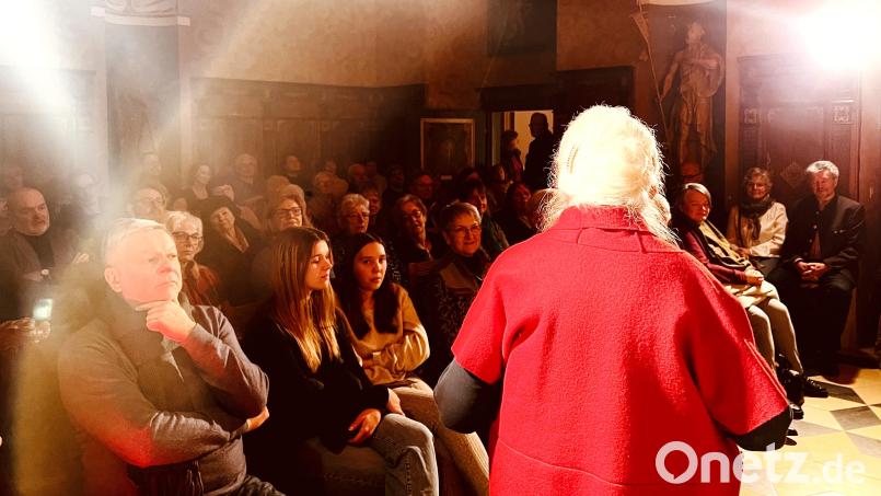 Erika Eichenseer: Die Märchenerzählerin und Aktivistin der Bezirksheimatpflege fasziniert im Kloster Speinshart mit ihren wohlig-schaurigen Schilderungen vom &quot;Klappermichl&quot;. Die Besucher erleben im Kapitelsaal des Klosters einen spannenden Abend. Bild: do