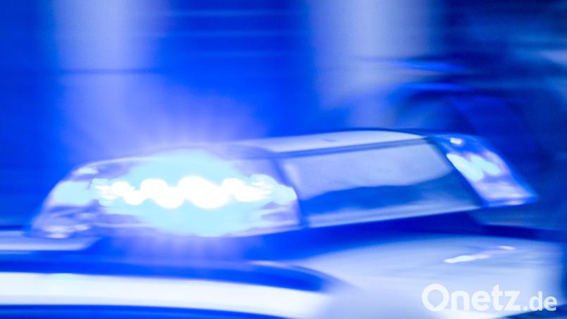 Fußgängerin tritt nach unkooperativem Verhalten nach Polizeibeamten. Symbolbild: Jens Büttner