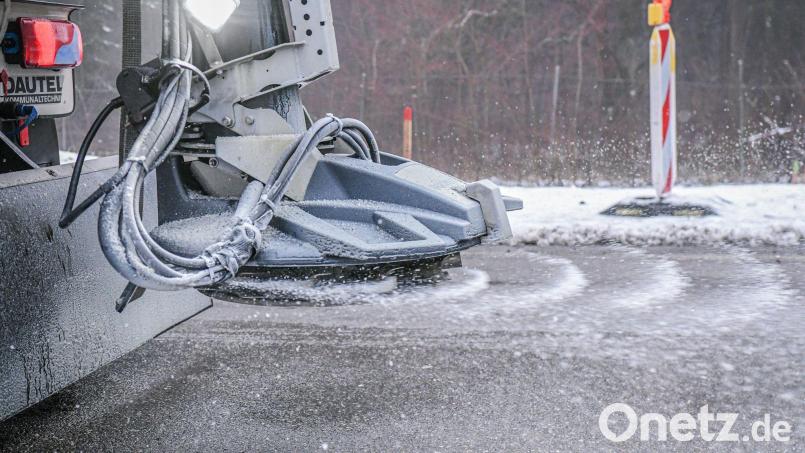 Ein Streufahrzeug vom Winterdienst ist unterwegs. Während in diesem Jahr die Schneepflüge bislang kaum gefragt waren, hat der Eisregen Ende Januar für einige Einsätze gesorgt. Bild: Jason Tschepljakow/dpa