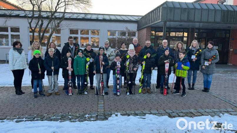 Schülerinnen und Schüler der Grundschule Waidhaus freuen sich über die Skiausrüstungen. Erster Bürgermeister Markus Bauriedl, einige Sponsoren, Elternbeiräte und Lehrkräfte freuen sich über die Spende. Bild: Kerstin Krämer-Höreth