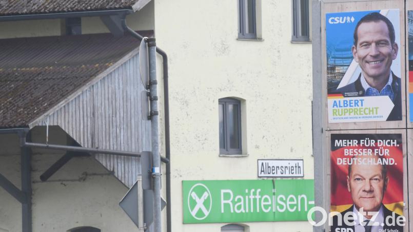 Ein strahlender Albert Rupprecht lächelt von der Plakatwand in seiner Heimat Albersrieth bei Waldthurn. Bild: Gabi Schönberger